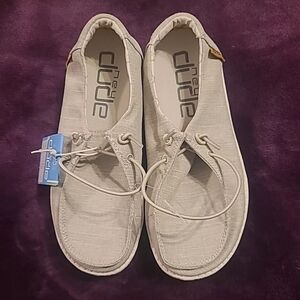 Hey Dudes Youth Size Biege Size 1 SEVERAL PAIRS AVAILABLE!